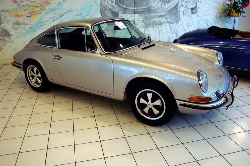 Illustration for article titled A brief comparison of the classic 911 and e30 platforms